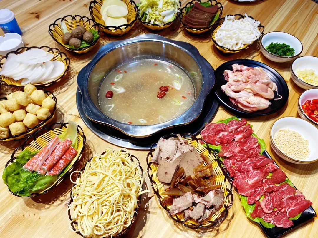 免预约,春节可用【万达广场&牪犇·潮汕鲜牛肉火锅】薅羊毛~仅68元/118元享超值套餐:牛骨锅底+吊龙+牛百叶+贡丸+蟹肉棒+特色本地鸡+牛杂拼盘+牛肉丸……还有超多可口素菜,等你来袭 ~