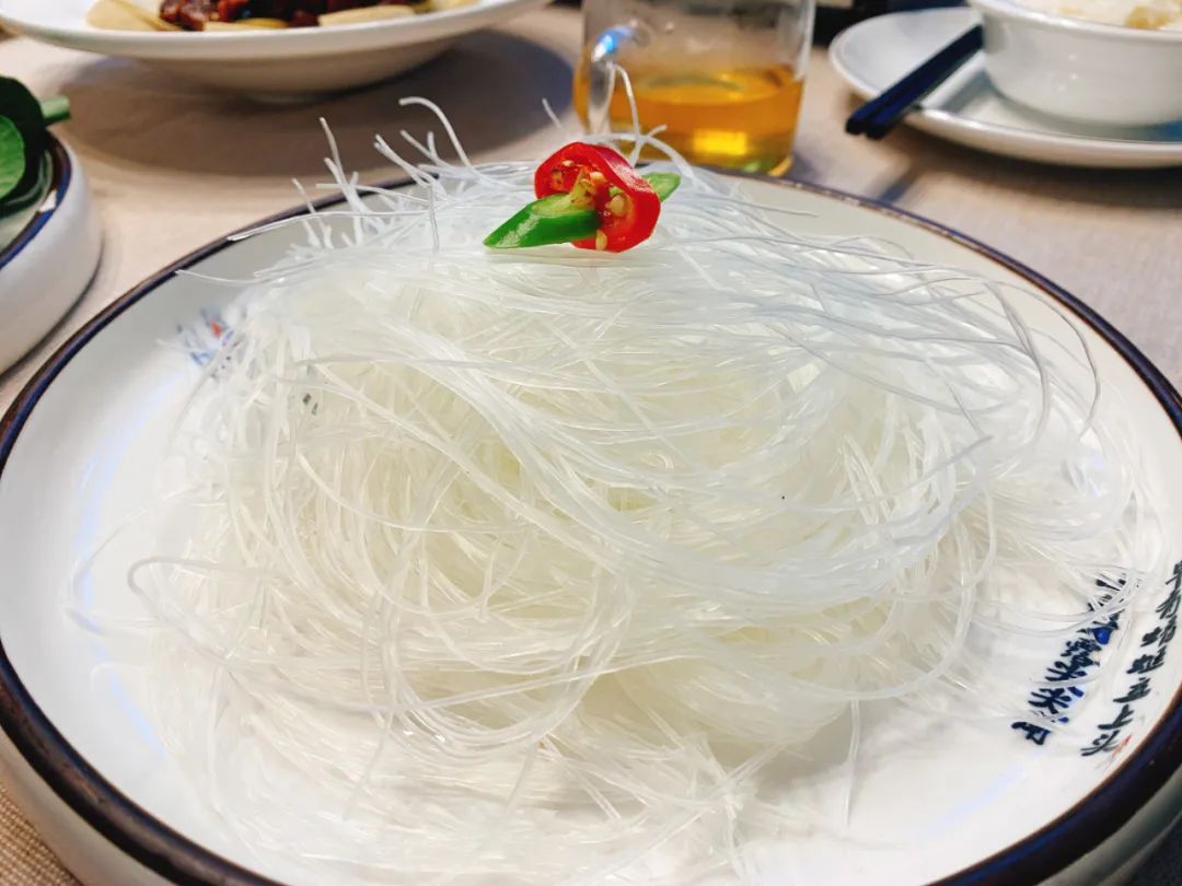 【无需预约·西湖边南山路·12年老店·网红打卡地】品尝地道的庭院私房菜!仅128元享门市价389元【7080庭院餐厅】3-4人餐!√八珍鸡煲暖锅√酱鸭蒸素鸡√庭院小酥肉√生鲜时令蔬菜√农家手工粉丝√黄油煎小米糕√自制马蹄爽~