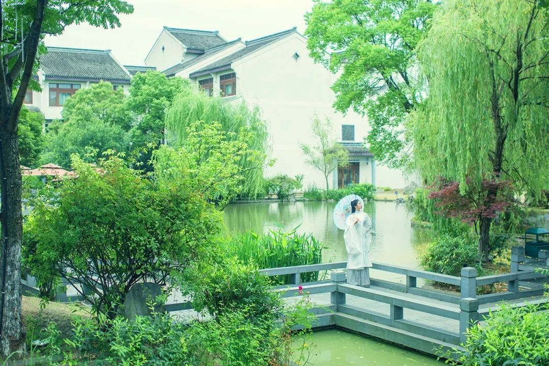 【无锡梁鸿湿地丽笙度假酒店 周末不加价】休闲独家的好去处!599元起抢大床房/双床房1间1晚+早晚餐 免费停车 、免费使用酒店健身房、游泳池及儿童乐园!自带10万㎡园林美景,亭台楼榭、九曲回廊皆临水而建,仿若住进了《红楼梦》的大观园~毗邻奥特莱斯,游荡口古镇、梁鸿湿地公园,还在等什么!快来体验吧