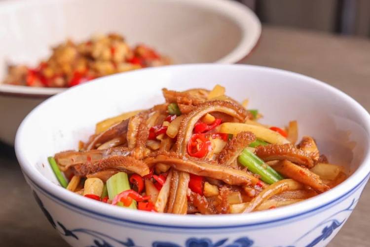 炒土鸡/腊鲢鱼2选1 酸萝卜牛肚/小炒肉2选1 煎豆腐 时蔬 凉碟 米饭!