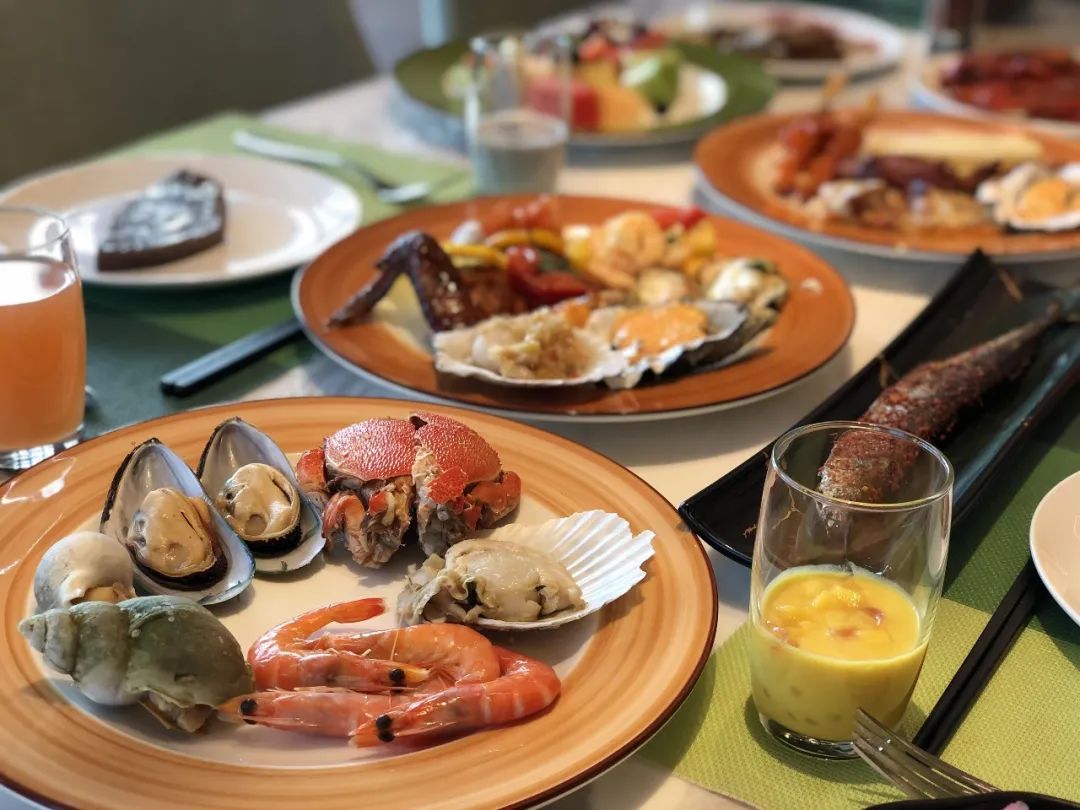 洲际旗下【杭州龙湖滨江天街假日酒店豪华自助·超长有效期·圣诞元旦通用·年终限量发售】仅118元抢门市价327元【滨江天街假日酒店清悦全日餐厅】自助晚餐1大1小!三文鱼、刺身、各式海鲜、牛排羊排、热菜、烧烤、法棍面包、甜品......无限畅吃。享受完美食下楼再逛个街!!商场免费停车三小时