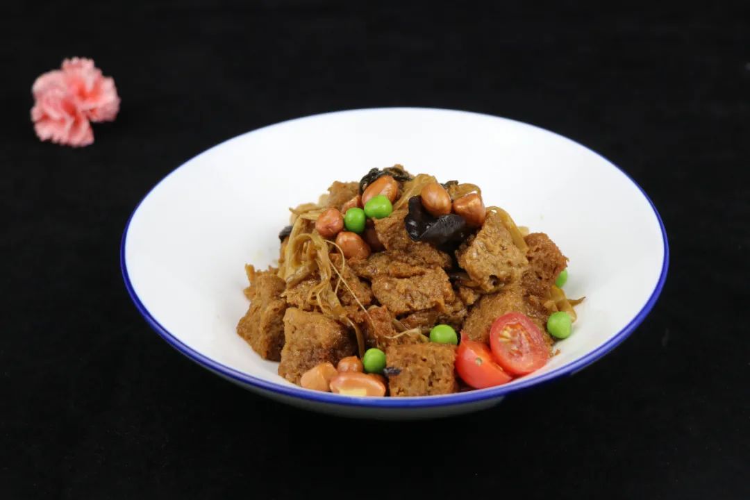 【中信广场地铁直达 节假日通用】 1688在上海来小花园吃豪华年夜饭!仅798元抢【小花园餐厅】平日优惠套餐:黄油焗青龙+松子鲈鱼+手抓牛大骨+蒜香蒸鲍鱼(10只)+黄山土鸡汤等16道餐品~ (请于2021年2月7日之前使用!)1688元抢【年夜饭套餐】:青龙+至尊佛跳墙+牛气冲天+羊肉煲+虾仔大海参+清蒸老虎斑等24道餐品(请于2021年2月14日之前使用!)