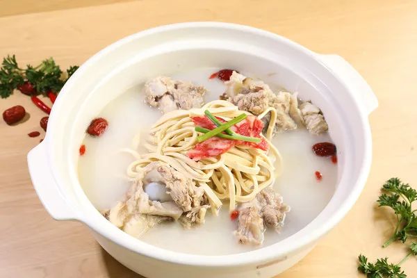 四小时慢熬,让人回味无穷的砂锅筒骨!59元抢【金华砂锅】2-3人餐!砂锅筒骨(四根骨头+千张+辣笋+香肠)、肥牛、白萝卜、鸭血…