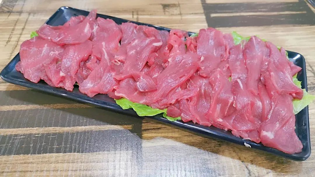 免预约,春节可用【万达广场&牪犇·潮汕鲜牛肉火锅】薅羊毛~仅68元/118元享超值套餐:牛骨锅底+吊龙+牛百叶+贡丸+蟹肉棒+特色本地鸡+牛杂拼盘+牛肉丸……还有超多可口素菜,等你来袭 ~