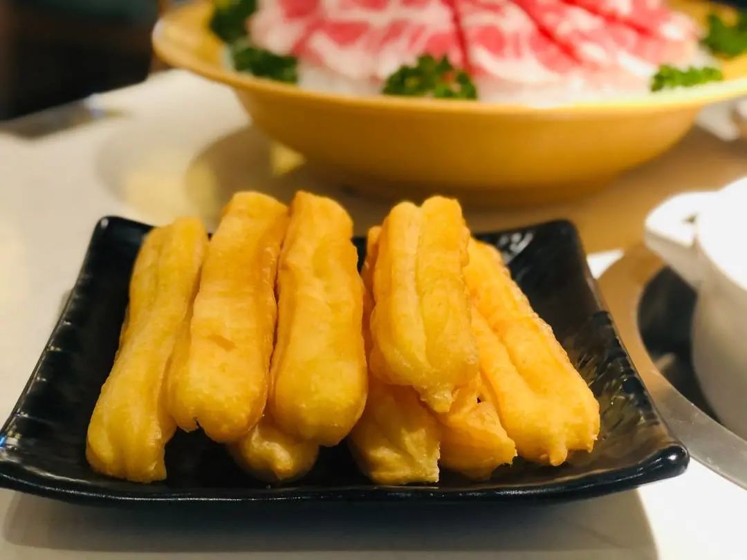 老油条.jpg 【新店开业·拱墅万达·同人广场双店同庆·杭锅儿筒骨砂锅】隐逸西湖好味道!快来打卡浙江地区本土人气火锅!现仅139元可享杭锅儿超值筒骨砂锅3~4人餐,筒骨砂锅(中锅),谷饲滑牛肉,招牌虾滑,皇冠黑猪梅花肉,厚脸皮,老油条,生菜,白萝卜,金桔柠檬百香果!丰富菜品,开启你的冬日火锅盛宴!