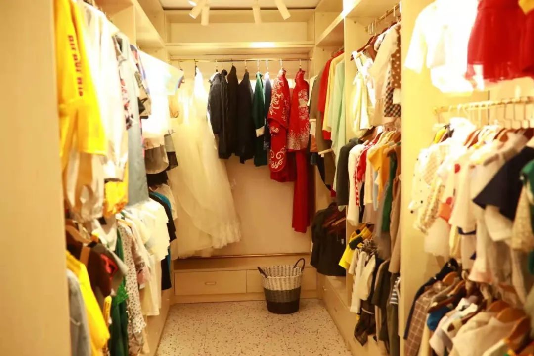 【5店通用|憨大叔韩式儿童摄影100张底片全送】这家店拍出来的宝宝也太好看了吧!仅368元享门市价1388元【憨大叔韩式儿童摄影】亲子套餐!三套宝宝服装+亲子照一套、100张底片免费赠送、赠送8*8杂志册5.8寸摆台、钱包卡2张、7寸相框摆台一个 ...拒绝千篇一律的拍照风格,来重新get新潮有趣的艺术照吧~