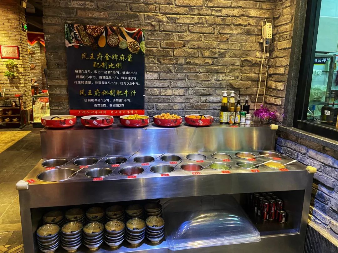 【近欧亚卖场.高新光谷大街.凤王府成都火锅】【品质火锅店|周一至周五无需预约.2人及以上任意人数使用】火锅界的“Super star”!仅128元即可享门市价500元的10荤套餐,锅底3选一: 牛油骨汤鸳鸯锅、王府秘制红汤锅、一口没有浮华的锅底+王府屠场毛肚+纯手工鲜虾滑+ 霜降牛肉+ 锡盟小肥羊+ 鲍鱼(根据人数上)+ 一米鲜鸭肠+QQ脆鱼片+ 串串青虾+ 黄金芝士条+鸭血旺+调料6位+自助小零食~