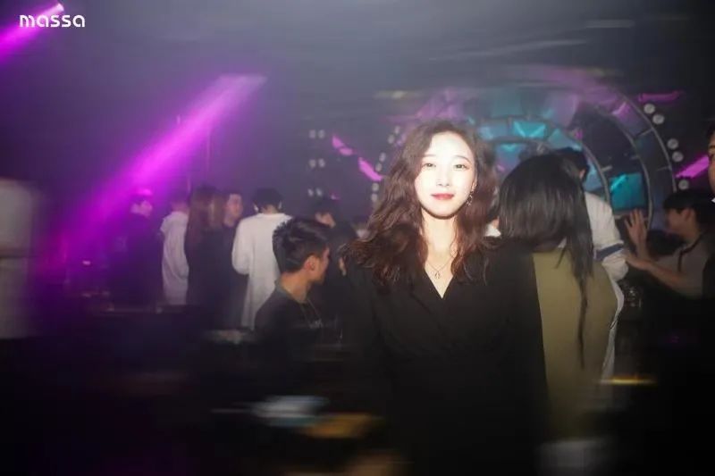 周末节假日通用!【Clubmassa·南京1912街区】诺亚方舟娱乐公司旗下潮炫酒吧!29.9元购门市价900元啤酒套餐。雪花啤酒10瓶+中份果盘...