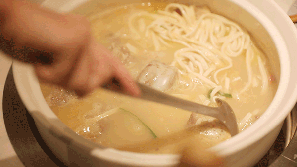 【新店开业·拱墅万达·同人广场双店同庆·杭锅儿筒骨砂锅】隐逸西湖好味道!快来打卡浙江地区本土人气火锅!现仅139元可享杭锅儿超值筒骨砂锅3~4人餐,筒骨砂锅(中锅),谷饲滑牛肉,招牌虾滑,皇冠黑猪梅花肉,厚脸皮,老油条,生菜,白萝卜,金桔柠檬百香果!丰富菜品,开启你的冬日火锅盛宴!