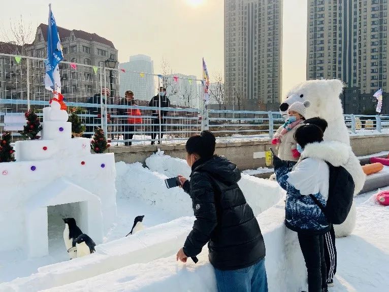 【无需预约~天津人家门口的滑雪场】仅99元抢门市价120元的【冰雪节套餐】天津海昌极地海洋公园滑雪场场内8大滑雪项目通玩(极地动物大合集、七彩雪道、疯狂飞碟、超级碗、阿里巴巴大探宝、迷你摩托、雪地飞车、平衡车)等~【天津海昌极地冰雪节 ,承包剩余冬天里的欢乐与惊喜 ,生活中感受不到的欢声笑语 ,极地冰雪节给你!】周末节假日通用不加价