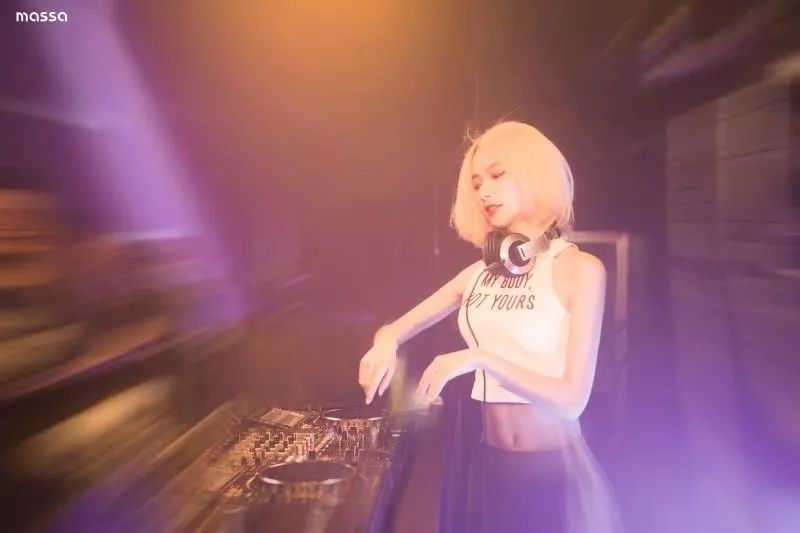 周末节假日通用!【Clubmassa·南京1912街区】诺亚方舟娱乐公司旗下潮炫酒吧!29.9元购门市价900元啤酒套餐。雪花啤酒10瓶+中份果盘...