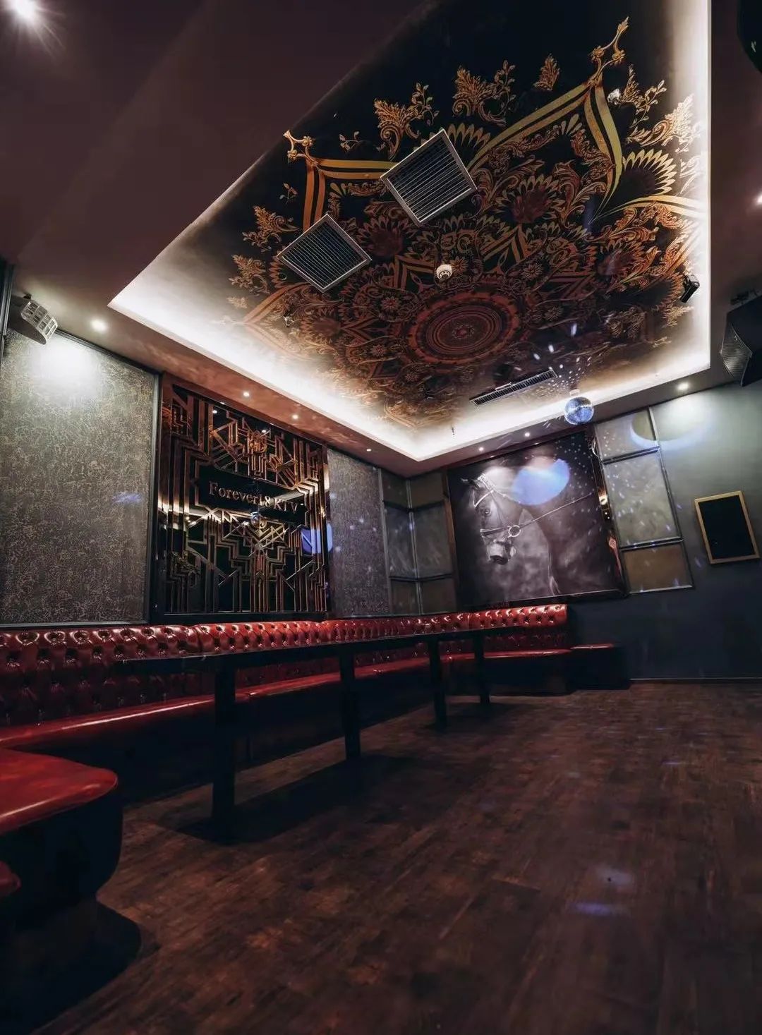 【居然之家·Forever18音乐酒吧】KTV3小时欢唱!29.9元/128元抢轻奢A套: 3小时欢唱+中小包房任选+6瓶啤酒,+3盘干果/轻奢B套: 3小时欢唱+中大包房任选+48瓶啤酒+大果盘+6盘干果,爱要大声唱出来!嗨到无心上班!