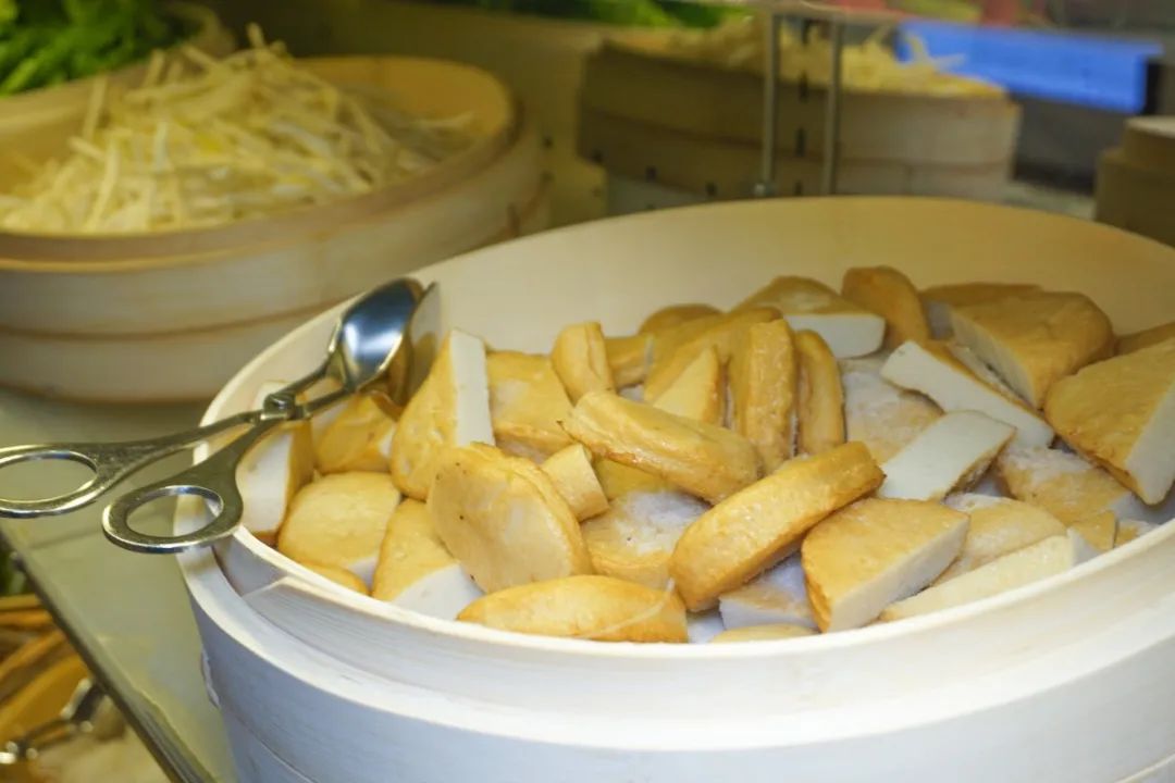 DSC07886.jpg 【上海新世界丽笙大酒店】人广C位!¥178/位小火锅自助晚餐:芝士小青龙+海参鲍鱼汤惊艳派送!畅吃6种口味小火锅+现切阿根廷牛肉;¥238元45楼旋景餐厅双人下午茶套餐,百米高空享受浪漫下午茶,魔都景色尽收眼底,自带超长使用期,先屯再用,赶快抢购吧!