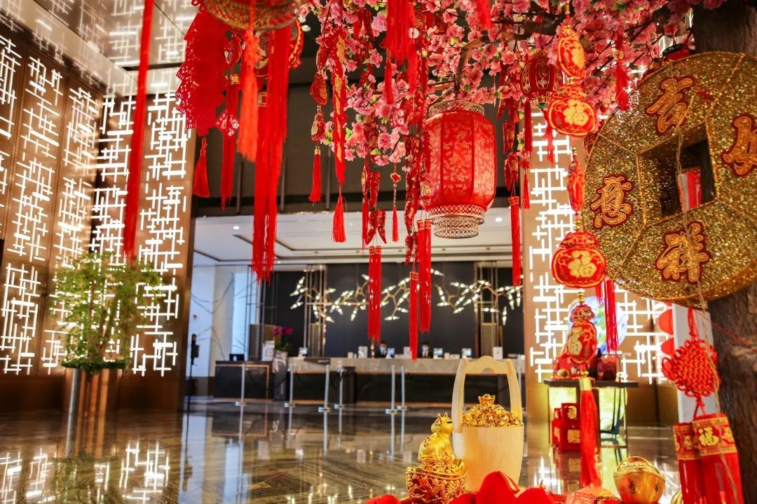 【春节不加价】足不出沪享受度假!入住洲际旗下宝藏酒店!699元/998元/1198元抢【上海建工浦江皇冠假日酒店】高级房/豪华房套餐!私享1300㎡草坪花园,毗邻浦江郊野公园!还有丰盛早/晚餐等着你!