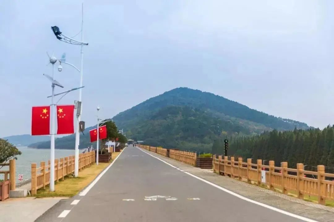 微信图片_20200716164138.jpg 【千千春节专享特惠 南京平山荣逸独栋别墅】1888元享三室独栋别墅6人套餐,2488元享四室独栋别墅8人套餐,2988元享五室独栋别墅10人套餐,精品别墅房+平山森林公园门票+自助早餐,悠然惬意好生活,圆你新年“墅”愿、阖家团圆梦!