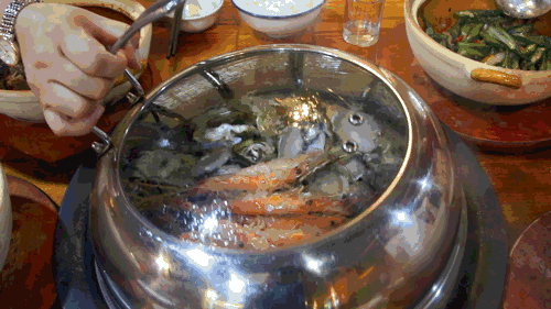 爆款二推!【无需预约|地铁2号线直达·伊美大酒店1楼·蒸食荟蒸汽海鲜】“鲜”气缭绕的蒸汽海鲜!仅158元即享门市价406元的蒸汽海鲜3-4人餐!大闸蟹四只+罗氏虾半斤+美贝一斤+龙利鱼一份+生蚝半打+口水鸡+鲜虾西葫芦水饺+西湖藕遇等超多菜品“蒸”服你的海鲜“胃”~周五需提前致电商家预约