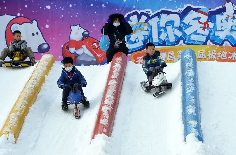 【无需预约~天津人家门口的滑雪场】仅99元抢门市价120元的【冰雪节套餐】天津海昌极地海洋公园滑雪场场内8大滑雪项目通玩(极地动物大合集、七彩雪道、疯狂飞碟、超级碗、阿里巴巴大探宝、迷你摩托、雪地飞车、平衡车)等~【天津海昌极地冰雪节 ,承包剩余冬天里的欢乐与惊喜 ,生活中感受不到的欢声笑语 ,极地冰雪节给你!】周末节假日通用不加价