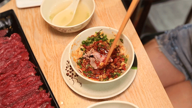 免预约,春节可用【万达广场&牪犇·潮汕鲜牛肉火锅】薅羊毛~仅68元/118元享超值套餐:牛骨锅底+吊龙+牛百叶+贡丸+蟹肉棒+特色本地鸡+牛杂拼盘+牛肉丸……还有超多可口素菜,等你来袭 ~