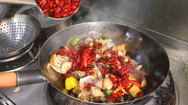 【两店通用·网红手抓海鲜】上海传奇海鲜店!仅138元抢【抓麻】超值3-4人套餐,缤纷抓麻、开运大吉土豆片、秘制私房鸡翅 ···凭着一口『麻辣』味道,赢得各路吃货的喜爱,成为上海网红打卡店!