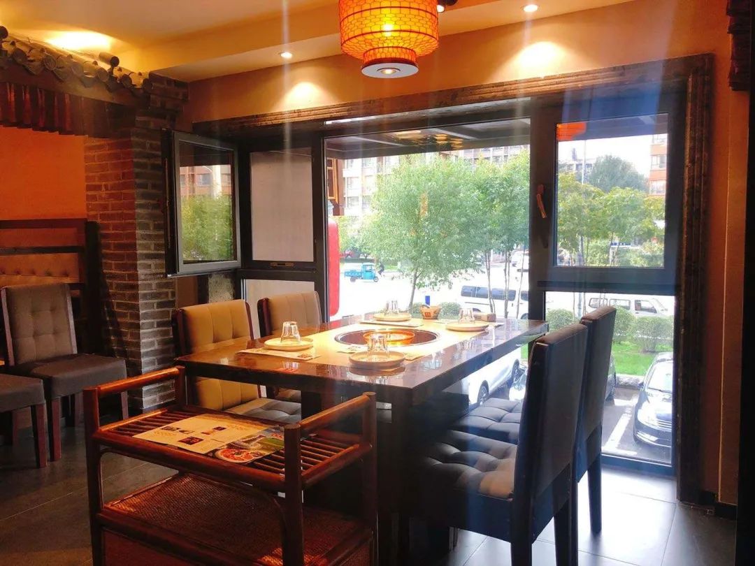 微信图片_20201019091840.jpg 【坐标二道区同康路与广德东街交汇 ·无需预约】要想舒舒服服的过一个完整的冬天,火锅必不可少!仅需99元限时抢购门市价231元『堂煮传统涮火锅』套餐⇒✔和牛肉✔相间肥牛✔黑毛肚✔墨鱼丸✔撒尿牛丸 ✔长白山木耳✔白萝卜大白菜……火锅控们!冲压!