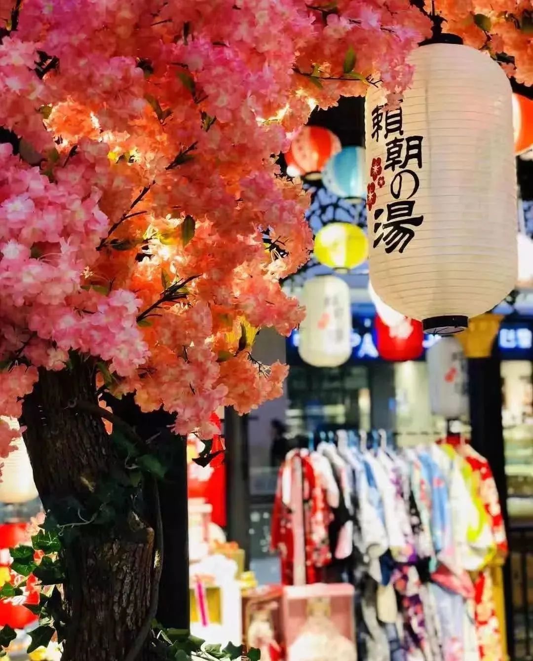 百家湖21世纪太阳城【頼朝の汤,无需预约,使用期到明年1月底】低至79元享购【頼朝の汤】成人票,22000㎡泡汤圣地,挂汤、淋浴、汗蒸、多种特色汤池、全景日式集市游览、超大儿童乐园游乐、网红景观打卡、舞台演艺欣赏、民俗活动体验等休闲娱乐一站式打卡…