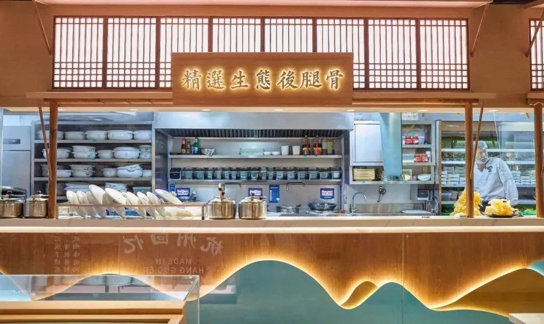 环境图7.jpg 【新店开业·拱墅万达·同人广场双店同庆·杭锅儿筒骨砂锅】隐逸西湖好味道!快来打卡浙江地区本土人气火锅!现仅139元可享杭锅儿超值筒骨砂锅3~4人餐,筒骨砂锅(中锅),谷饲滑牛肉,招牌虾滑,皇冠黑猪梅花肉,厚脸皮,老油条,生菜,白萝卜,金桔柠檬百香果!丰富菜品,开启你的冬日火锅盛宴!