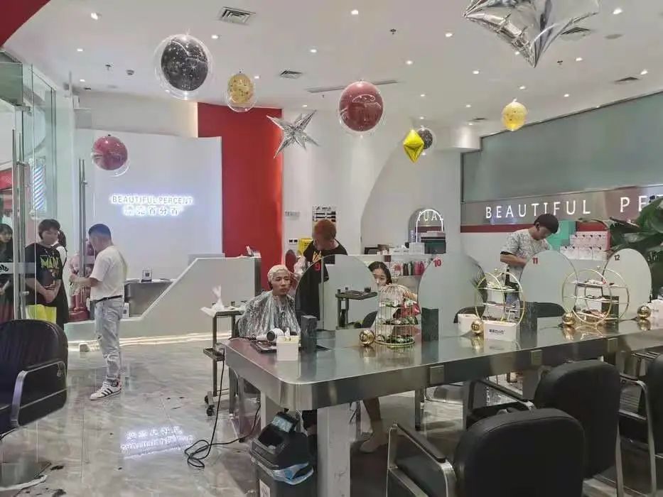 微信图片_202102031522482.jpg 【呈贡吾悦广场▪好看的皮囊千篇一律 ,拥有一个与众不同的造型才是万里挑一】仅9.9元/99元抢门市价61元/368元的【漂亮百分百】洗剪吹/精洗+精剪+吹+烫染2选1套餐【快到漂亮百分百来 ,找到zui适合你的发型,开启美丽人生新篇章吧~】