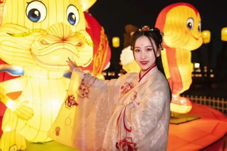 春节新去处,合家乐翻天【玛雅乐园·新春嘉年华】200元玩转玛雅嘉年华~欢乐游乐设施、春潮新春灯荟、贺春风暴演艺、网红美食...不同游玩体验,让新春欢乐不停歇,快来一同参与嘉年华狂欢盛会吧!