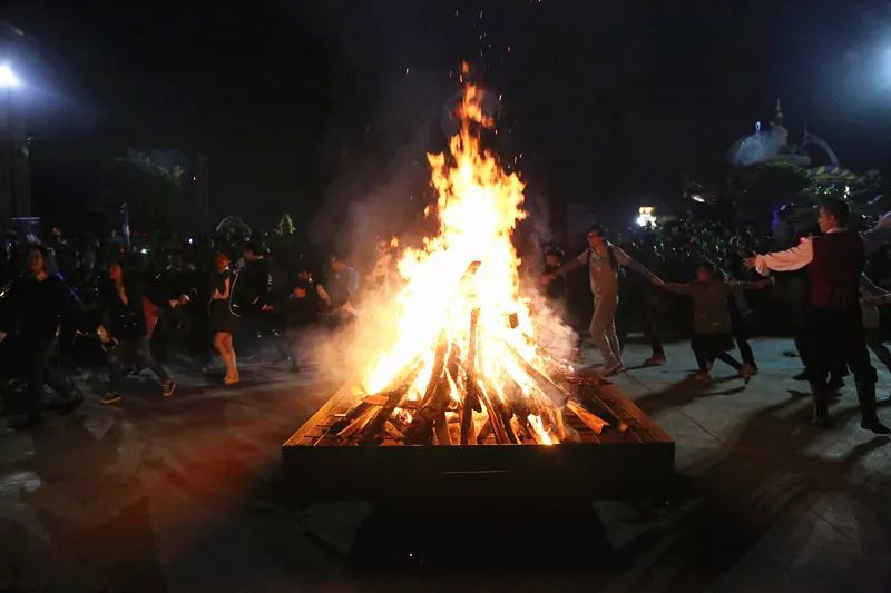 【超值抢】【常州嬉戏谷跨年门票】49.9起!常州跨年圣地来了!倒计时烟花秀、摩天轮气球放飞、人工造雪、乐队狂欢…常州嬉戏谷,陪你欢乐跨年!