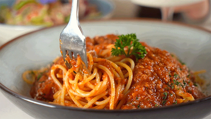每一根意面都裹上浓浓的酱香浓的肉酱铺在意大利面上肉酱面中的牛肉酱