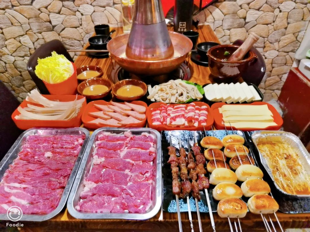回头率爆表的老北京铜锅涮肉!158元抢【刘府涮肉】3-4人餐!涮羊肉+撸串一站式夜宵新地标~手工鲜切热气羊肉+肥牛卷+午餐肉…